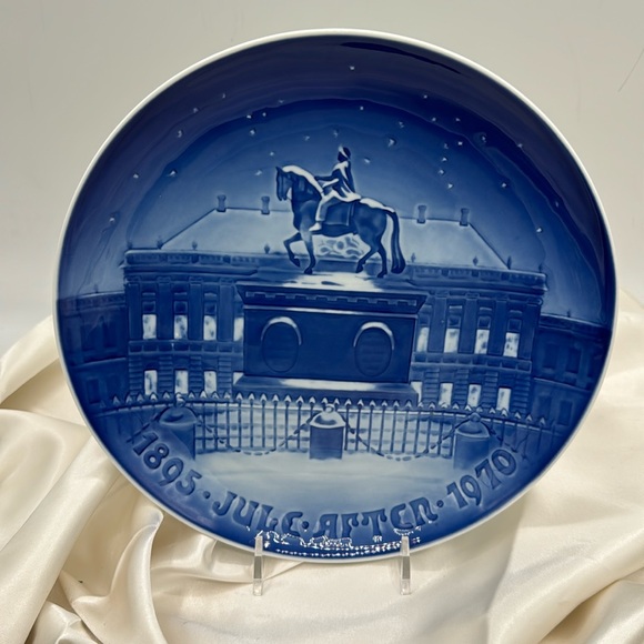 “THE ROYAL PALACE” B & G Christmas Plate 1970 - Picture 1 of 3